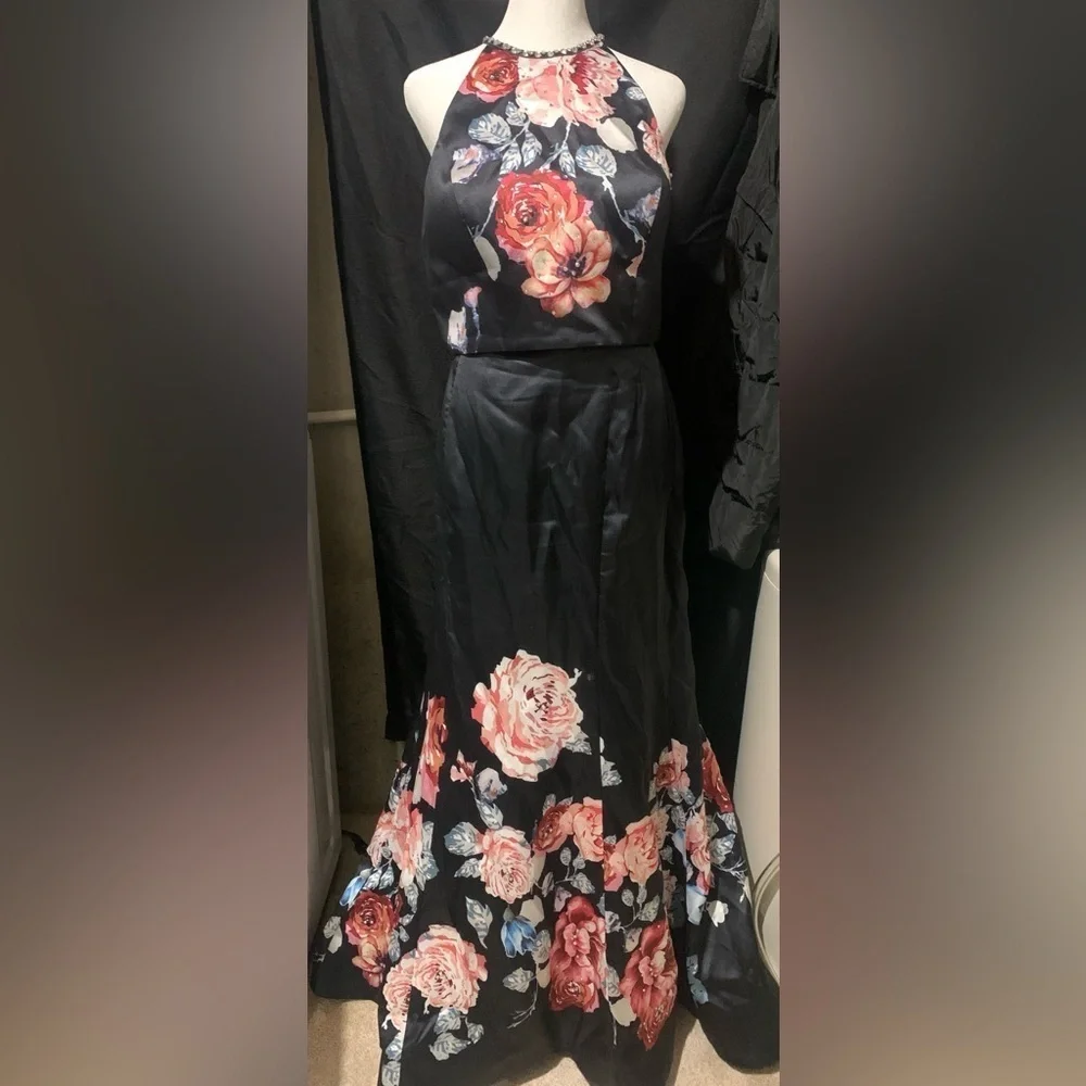 Blush Floral Black 2 Piece Halter Top Long Dress, Size 16, zipper tie, Preloved - Picture 3 of 12